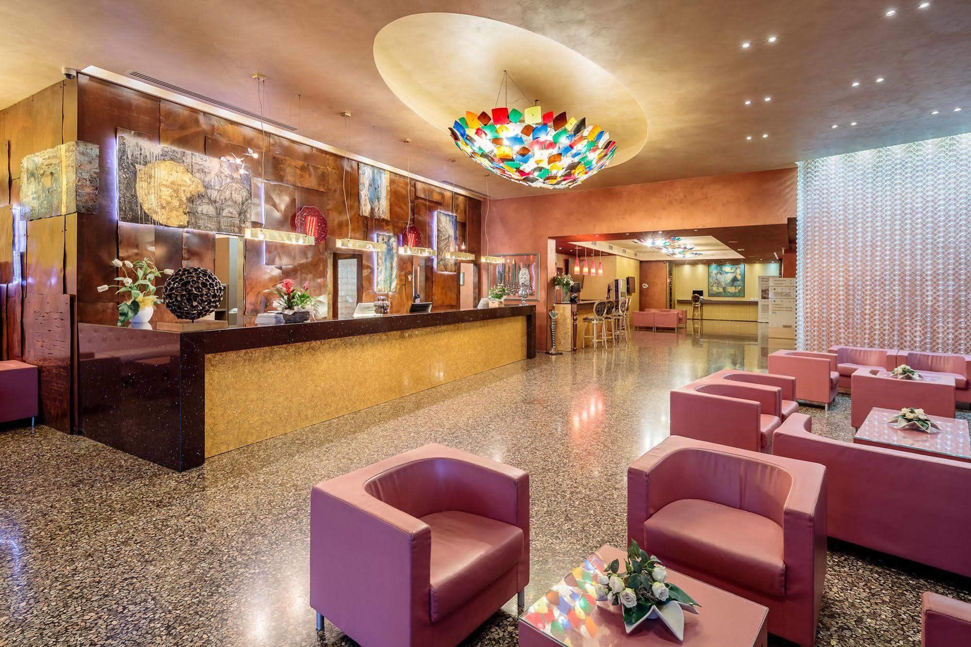 Base Hotel 皮亚韦河畔诺文塔 外观 照片