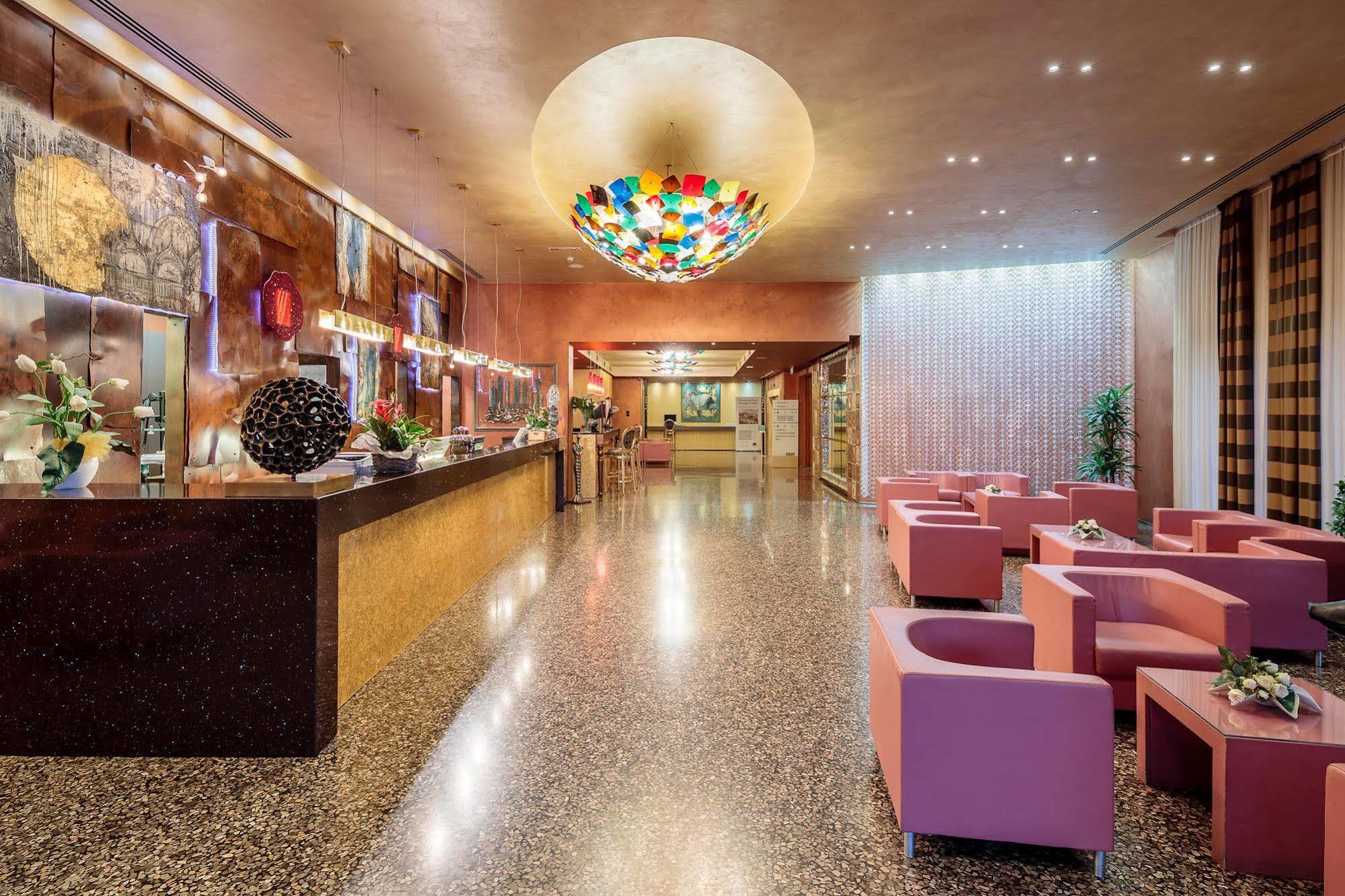 Base Hotel 皮亚韦河畔诺文塔 外观 照片